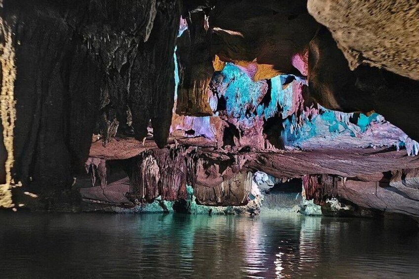 Una cueva con estalactitas y estalagmitas de colores. 5