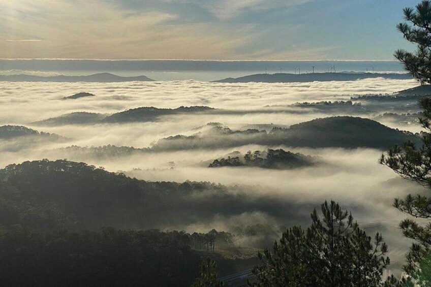 Un paysage montagneux où la mer de nuages apparaît à l’aube ou au crépuscule. 5