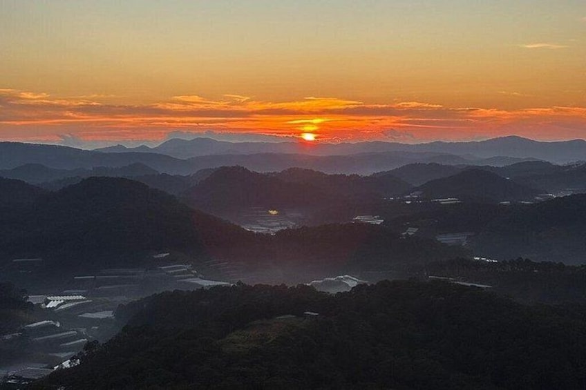 Un paysage montagneux au coucher du soleil, avec une rivière qui traverse une vallée. 1