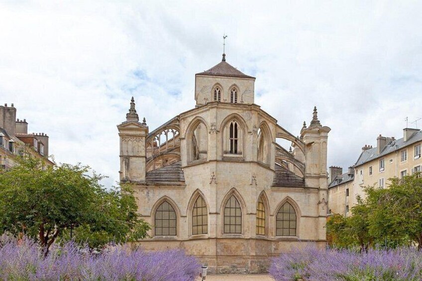 St. Peter's Church: The bedside abounds with details of this iconic building, mixing Gothic and Renaissance in front of the castle. 1