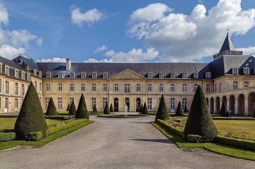 Abbey-aux-Hommes (Town Inn): The majestic classical façade of the conventual buildings, adjacent to the Abbey of Saint-Étienne. 3