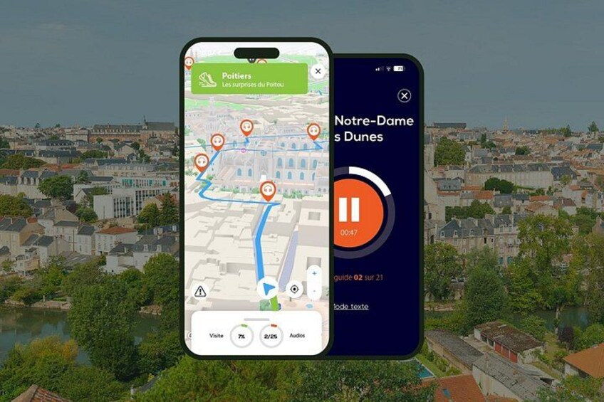 Dos teléfonos inteligentes mostrando un mapa con una ruta marcada por fichas naranjas, uno con un botón de reproducción y otro con un botón de pausa, indicando un recorrido guiado con audio. 1