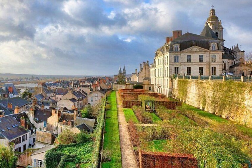 Jardins de l'Évêché (Rose Gardens): A viewpoint offering breathtaking panoramic views of the old town and the royal river. 4