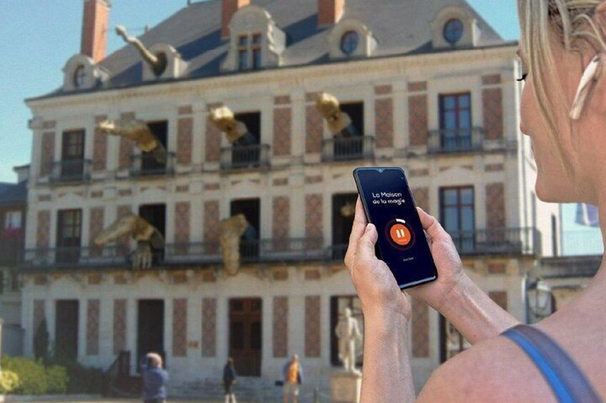 Visit of Blois on the loose: In front of the Robert-Houdin House of Magic, watching for the appearance of the famous dragons in the windows. 5