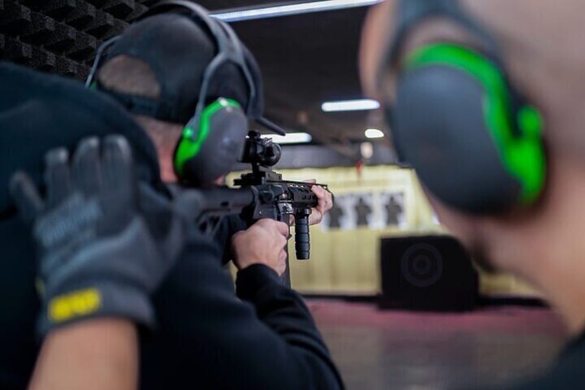 Une personne qui vise une cible avec un fusil. 4