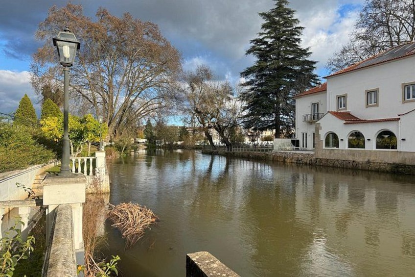 Une rivière paisible, un bâtiment blanc et un lampadaire. 4