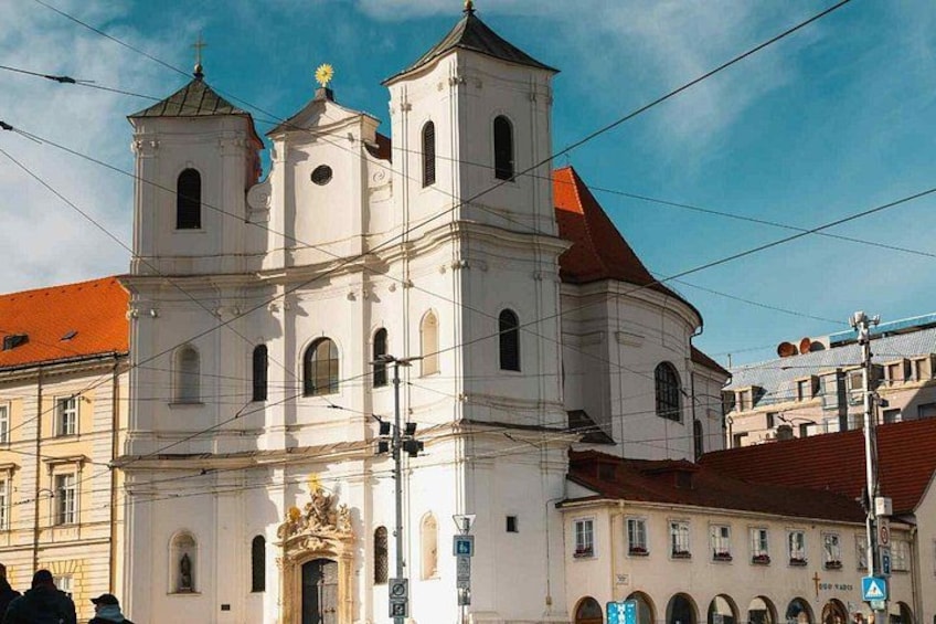 Eine weiße Kirche mit zwei Türmen und einem roten Dach. 3