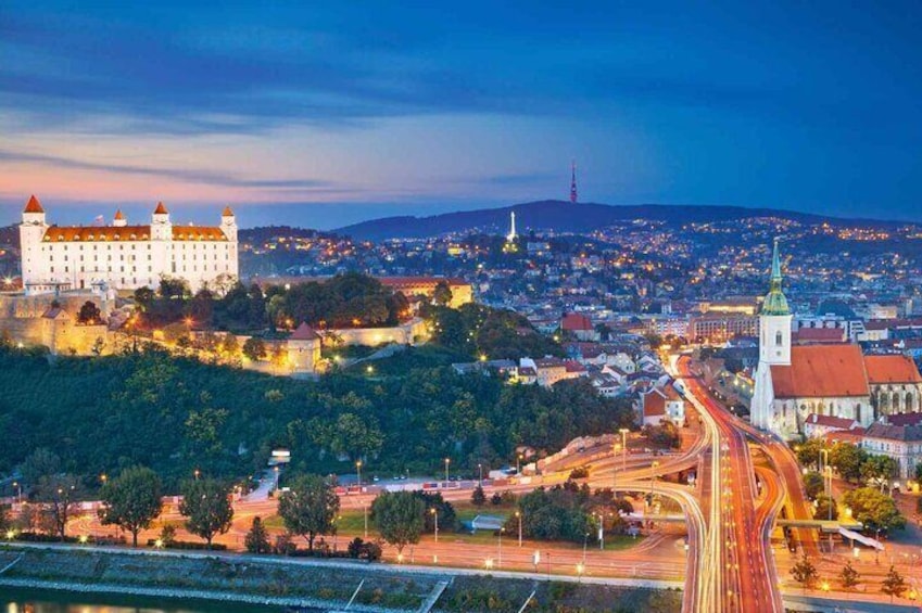Eine Stadtansicht mit einem markanten Schloss, einer Kirche und einer Autobahn. 4