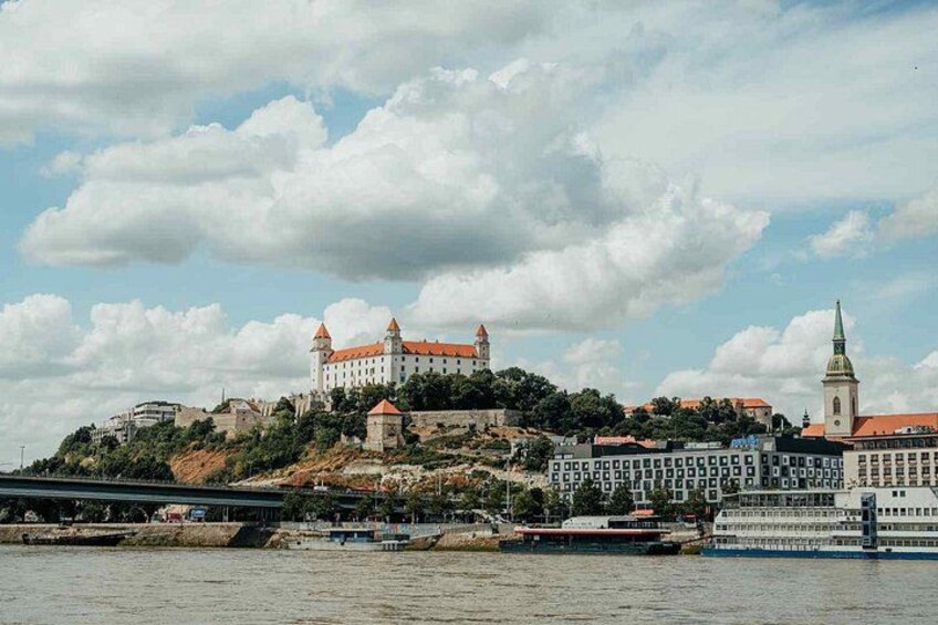 Eine Burg auf einem Hügel, eine Kirche und ein Fluss mit Booten. 5