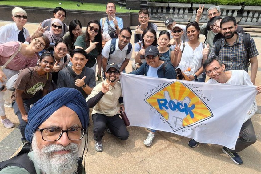 Eine Gruppe von Personen hält ein Banner mit dem Wort 'Rock' darauf. 2