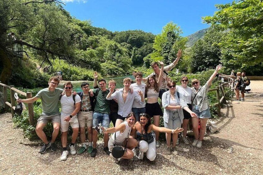Un groupe de personnes posant dans un cadre naturel, avec des arbres et un ciel dégagé. 5