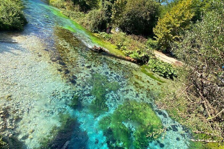 Une rivière aux eaux claires, où l’on peut voir des rochers et de la végétation sur les rives. 4