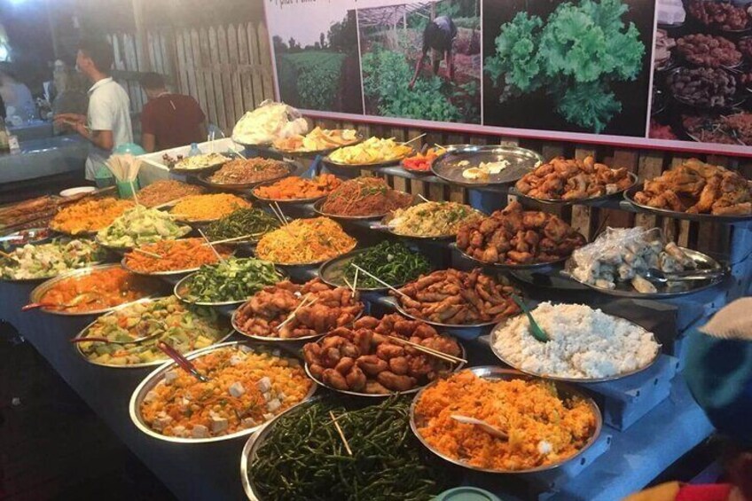 Una mesa de buffet con diversos platos, incluyendo arroz, verduras y carnes. 3