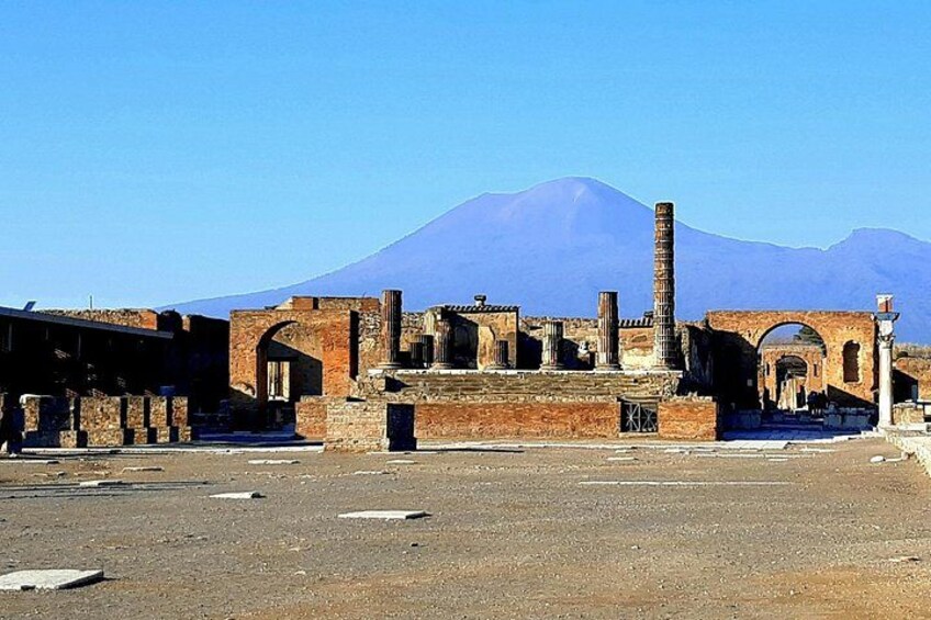 Des ruines antiques avec une montagne en arrière-plan. 2