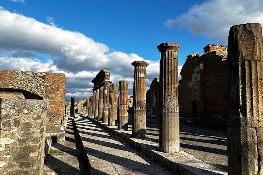 Ruines antiques avec des colonnes et des murs de pierre. 4
