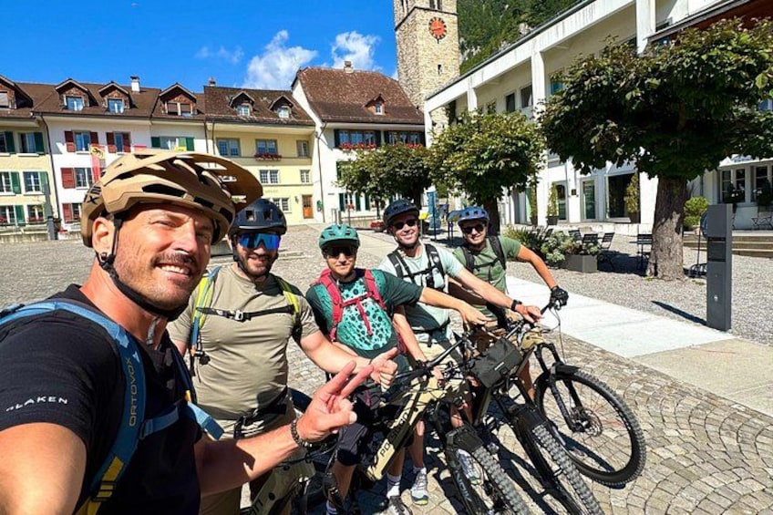 E-bike tour through the historic old town of Unterseen 5