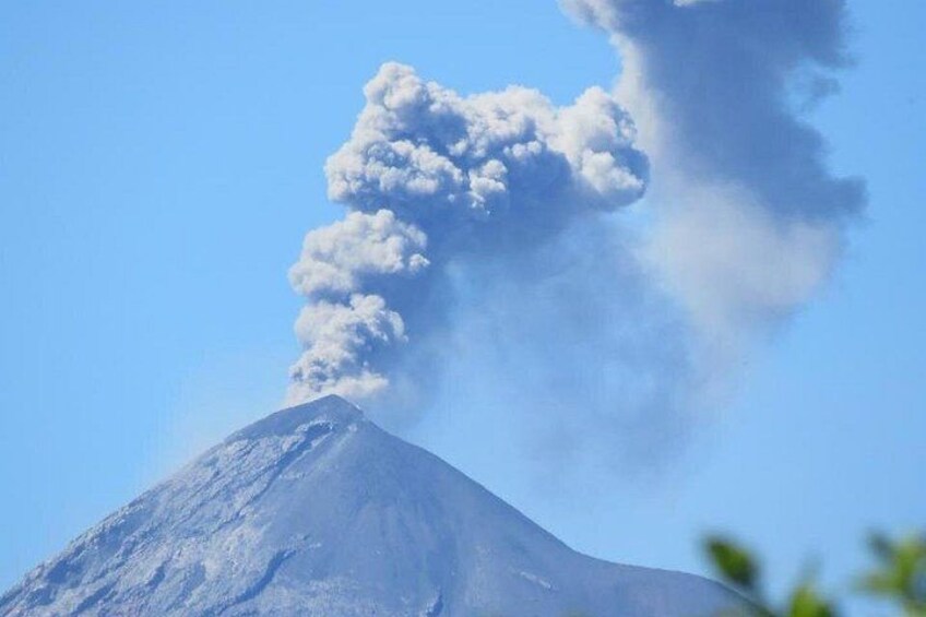 Volcan de Fuego living up to its name 3