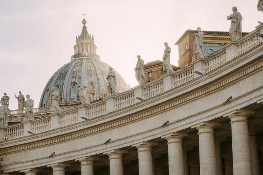 Una imponente estructura arquitectónica con una gran cúpula y estatuas. 5