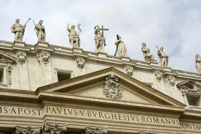 Fachada de un edificio con estatuas e inscripciones. 1