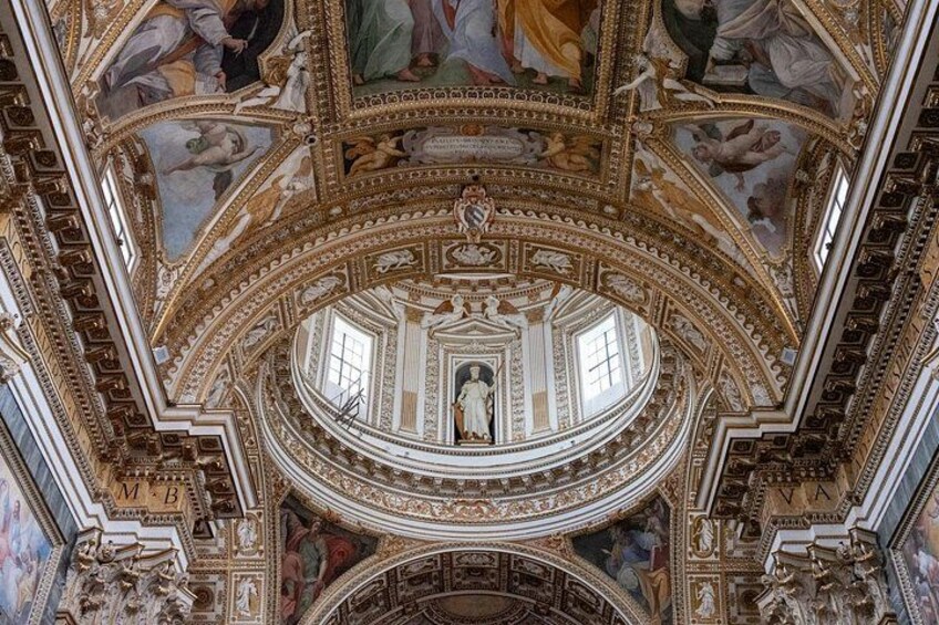 Un techo ornamentado con frescos intrincados y detalles arquitectónicos. 2