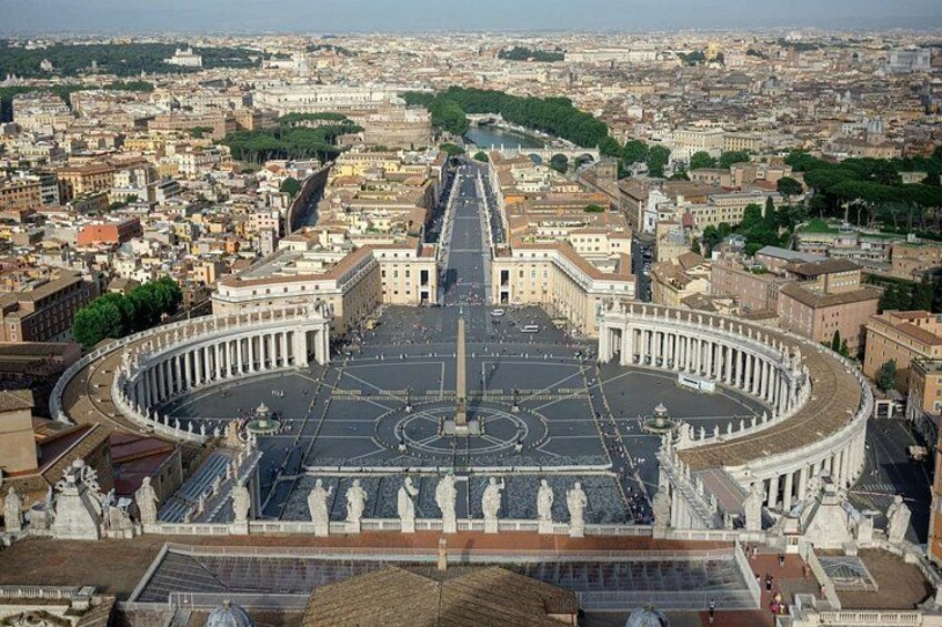 Plaza de San Pedro con la Ciudad del Vaticano al fondo. 3