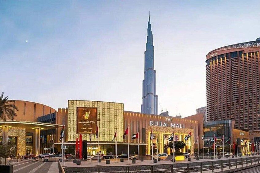 Die Dubai Mall, der Burj Khalifa und umliegende Gebäude. 5