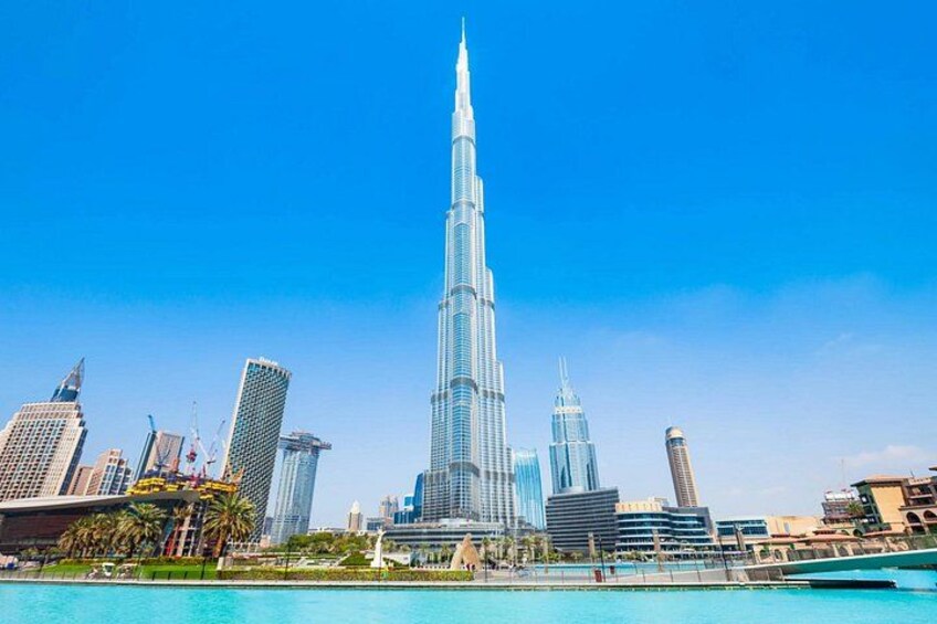 Der Burj Khalifa, ein hoher Wolkenkratzer, umgeben von anderen Gebäuden und Palmen. 4