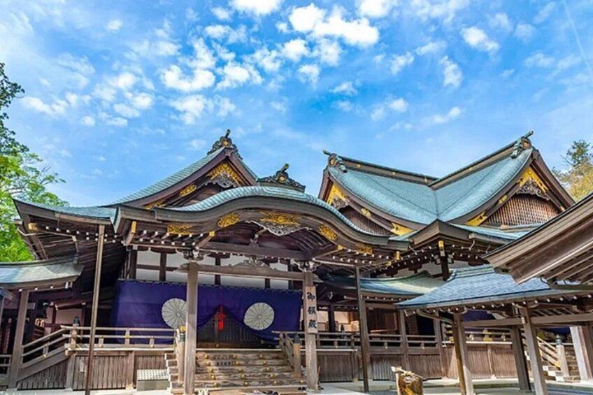 A traditional Japanese building with multiple gabled roofs and wooden structures. 1