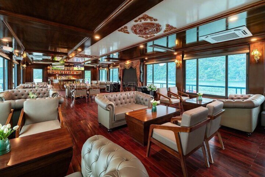 Ein luxuriöses Interieur mit Holzböden, Ledersofas und einer Bar. 5