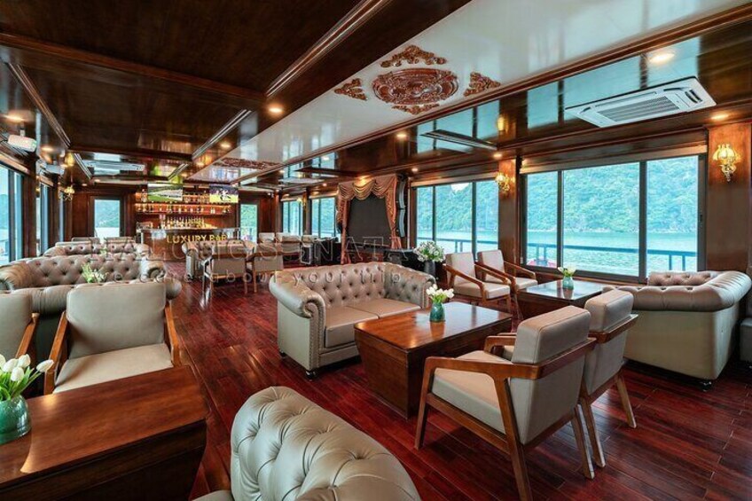 Ein luxuriöses Interieur mit Holzböden, Ledersofas und einer Bar. 2