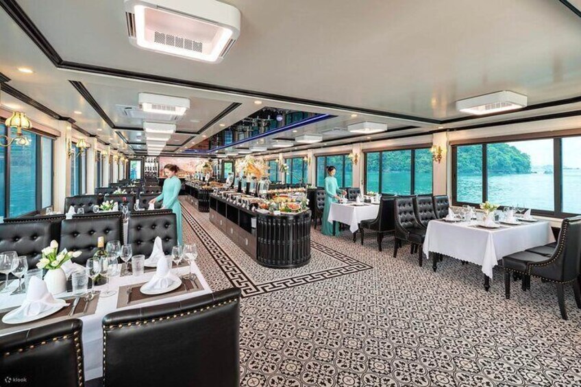 Ein Restaurant mit gedeckten Tischen, einer Bar und Blick auf das Wasser. 4