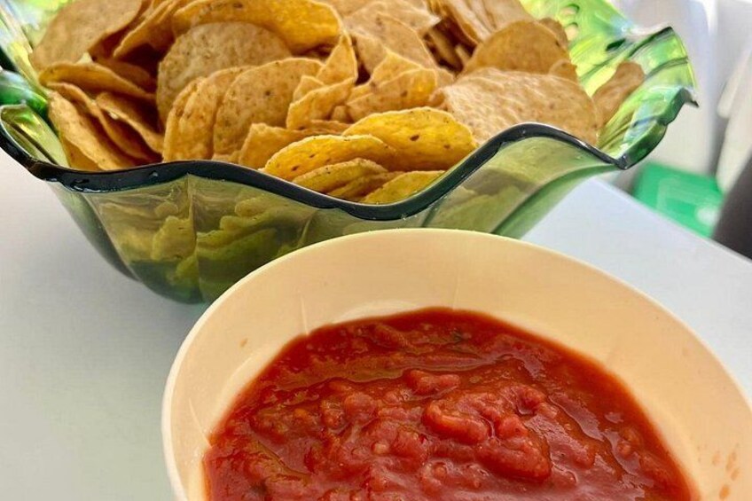 Eine Schüssel rote Salsa und eine Schüssel Tortilla-Chips. 4
