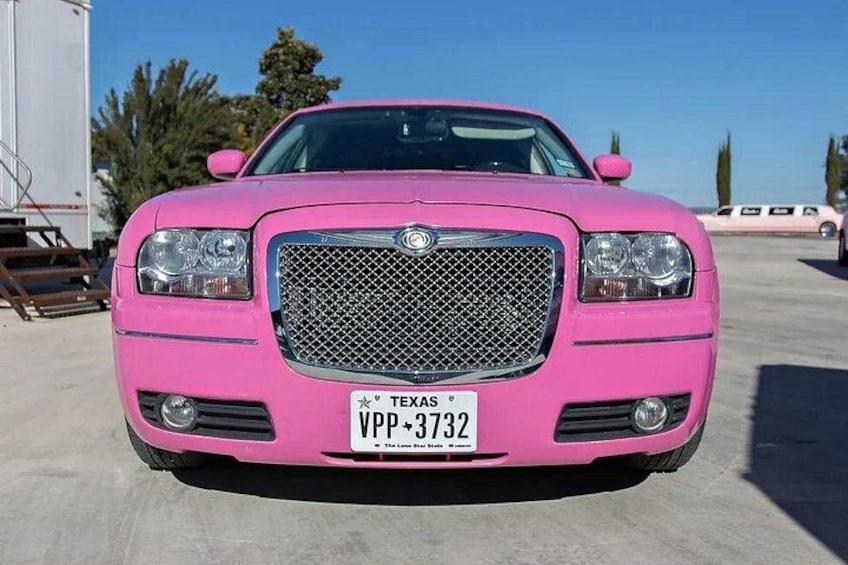 Un coche de lujo rosa con matrícula de Texas. 3