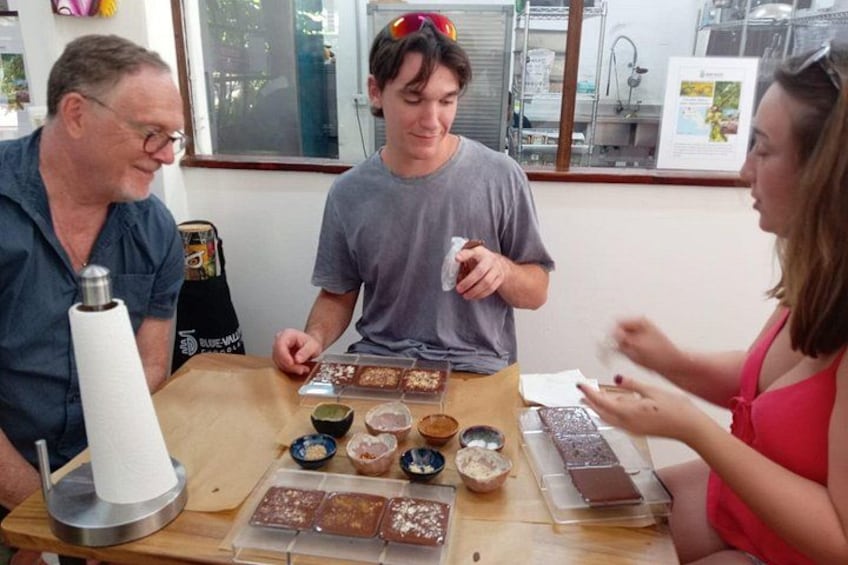 Un groupe de personnes est assis autour d’une table, devant divers plats et un distributeur de serviettes en papier. 3