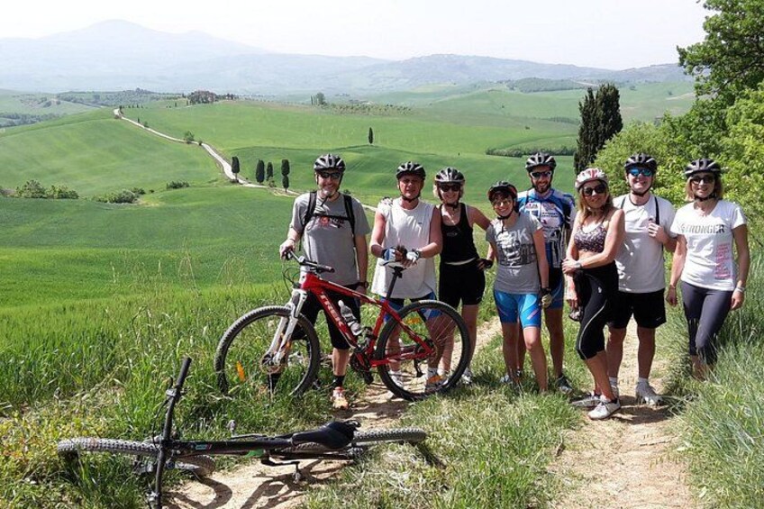 Group with a view of the Cypresses of San Quirico d'Orcia 3