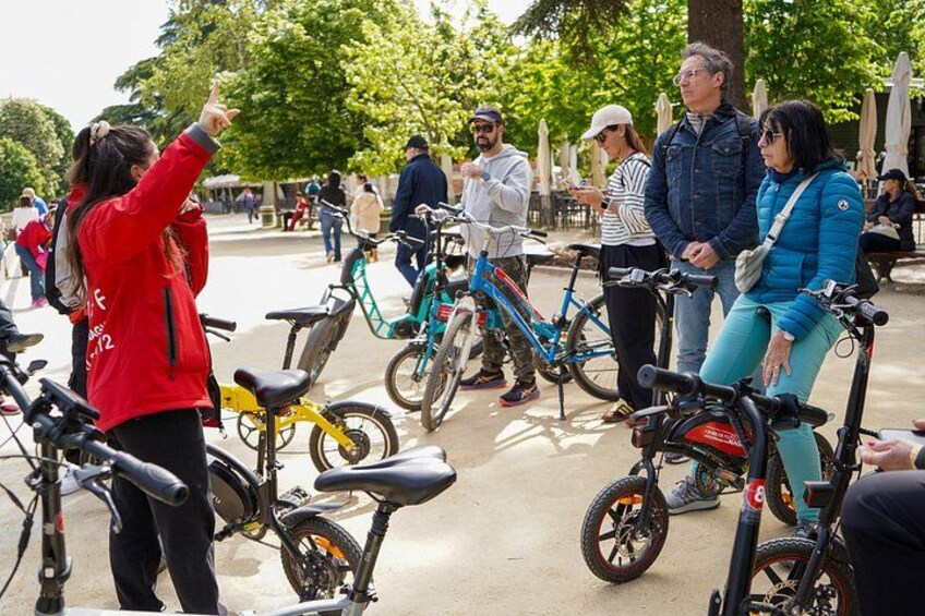 Een groep mensen bij fietsen in een open setting. 4