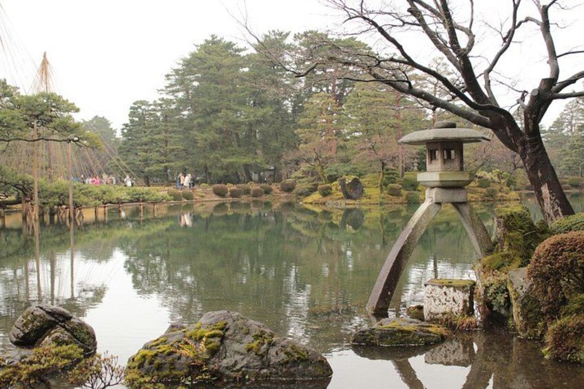Kanazawa Walking Tour: Kenrokuen Garden and Higashi Chaya 1