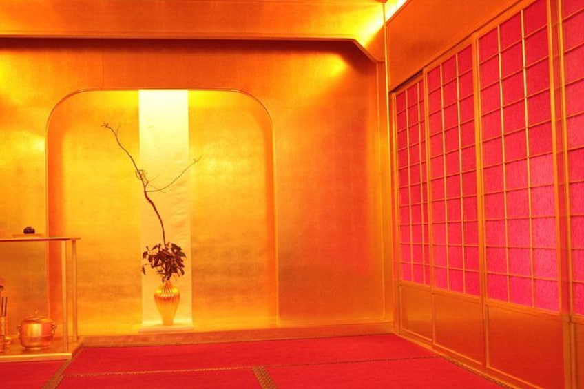 Kanazawa Walking Tour: Kenrokuen Garden and Higashi Chaya 3