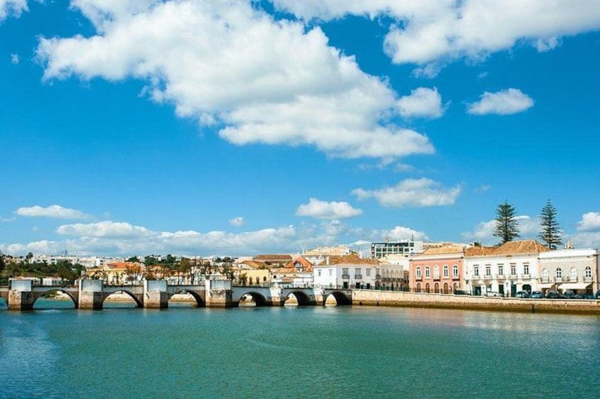 Un pont enjambant une étendue d’eau, des bâtiments et un ciel dégagé. 1