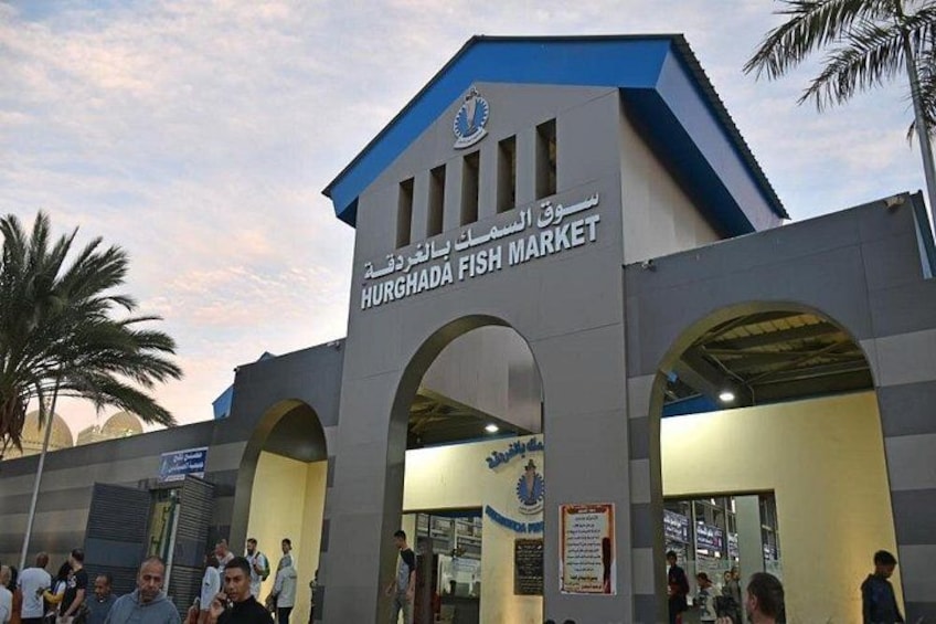 Entrada a un mercado de pescado con arcos y señalización. 5