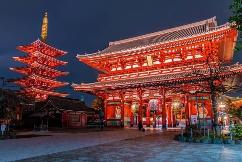 Et traditionelt japansk tempel med en pagode i flere etager og en hovedsal oplyst om natten. 1