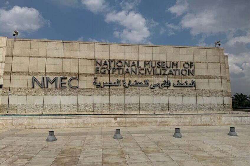 El exterior del Museo Nacional de la Civilización Egipcia, con su nombre en inglés y árabe. 1