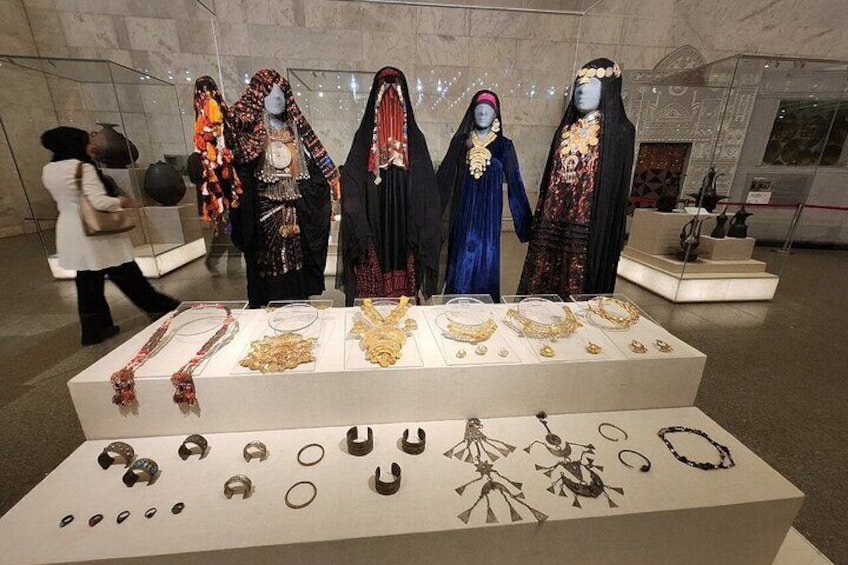 Maniquíes vestidos con traje tradicional y joyería en exhibición. 4