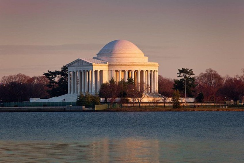 Washington DC: Small-Group Vintage Cart Monuments &Memorials Tour 4