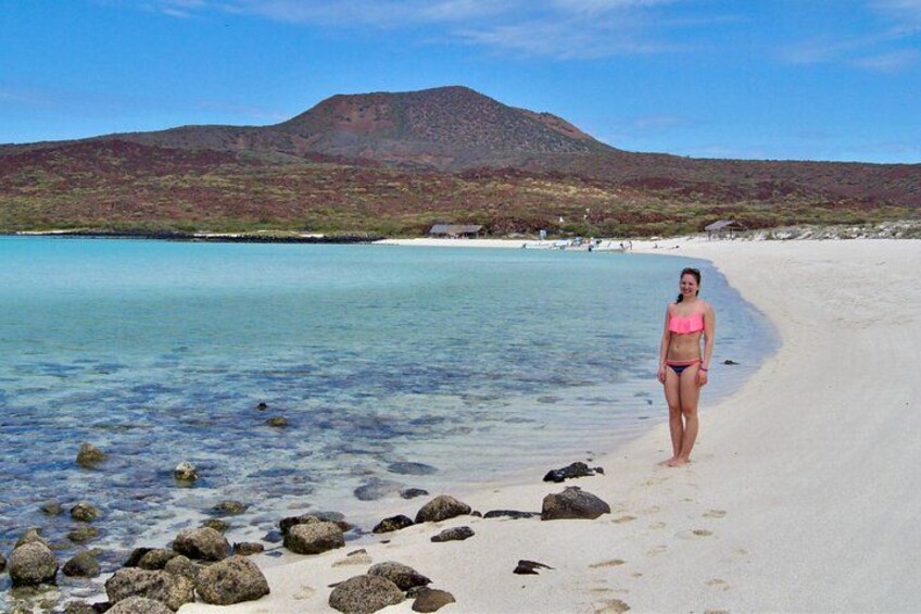 Une plage avec une eau cristalline, des rochers et une montagne en arrière-plan. 1