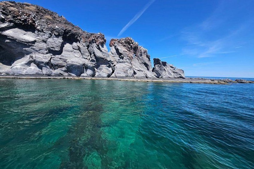 Una costa rocosa con aguas turquesas cristalinas. 2