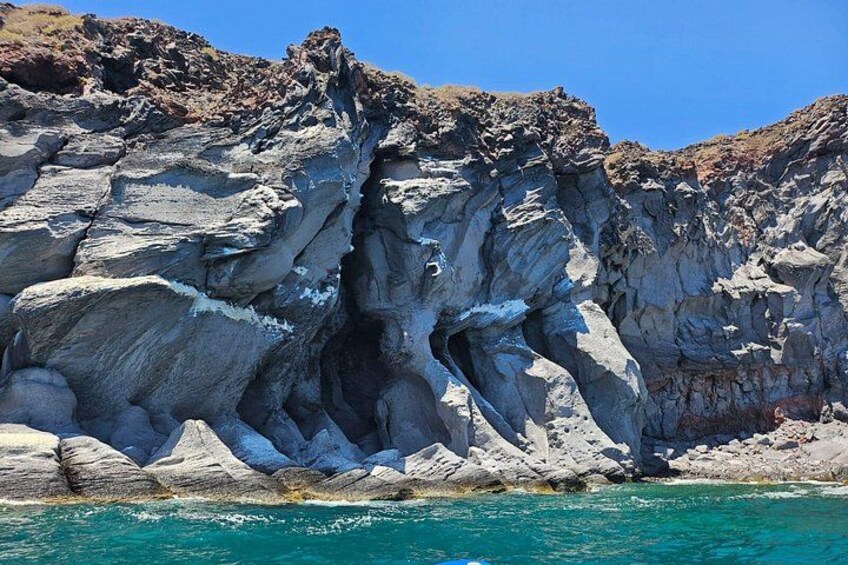 Una costa rocosa con aguas turquesas cristalinas. 5