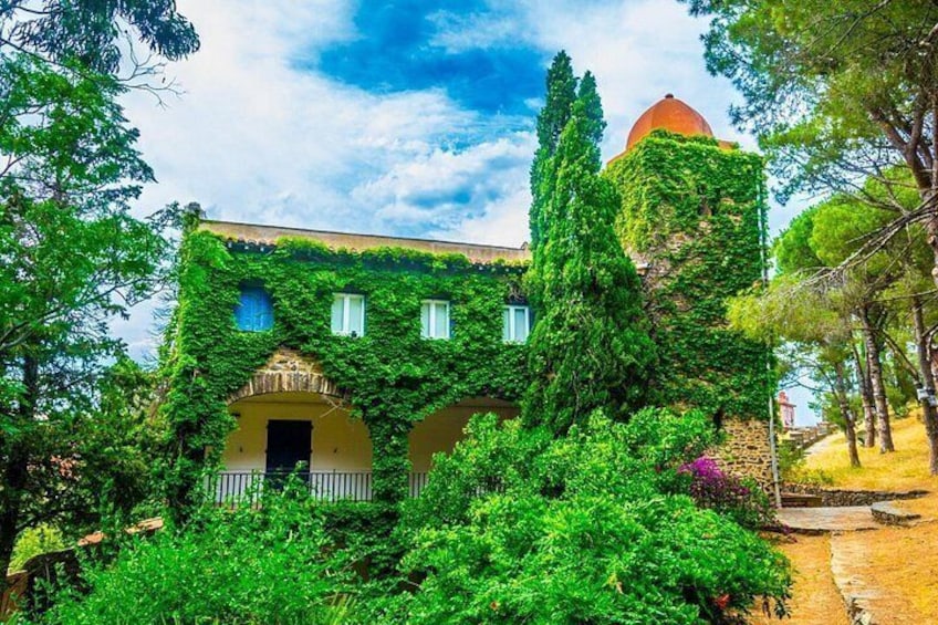 The charm of the alleys: The colorful façades and lush vegetation that inspired the greatest painters of the 20th century. 4