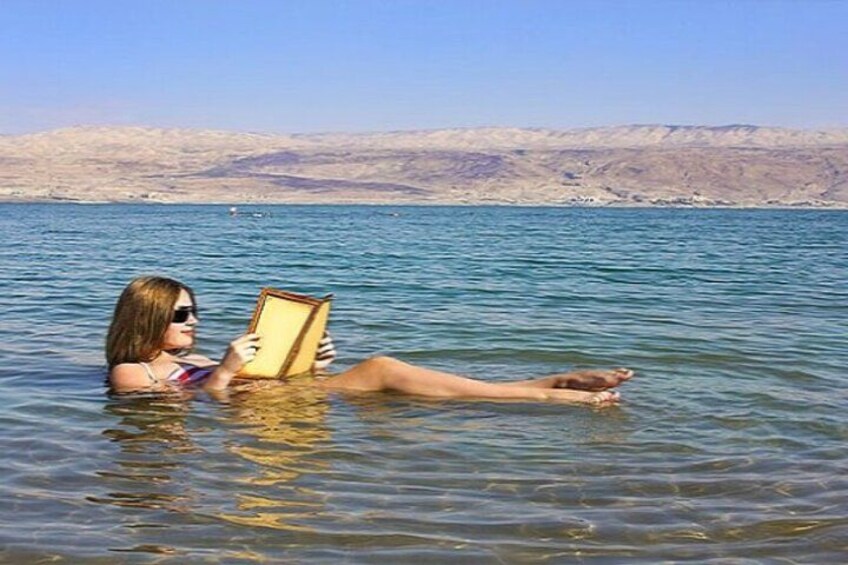 Una persona en el agua, con un paisaje montañoso al fondo. 5