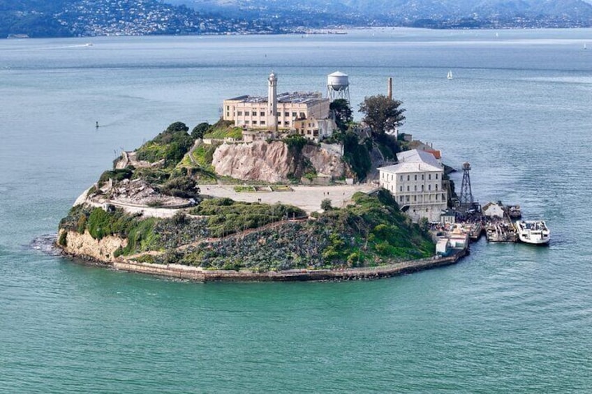 Une île avec des bâtiments, un phare et un château d’eau. 1